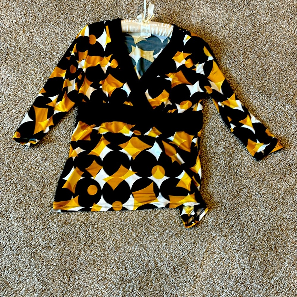 Maurice’s Ladies Dressy Shirt Size L 92% Polyester-and 8 % Spandex. EUC
